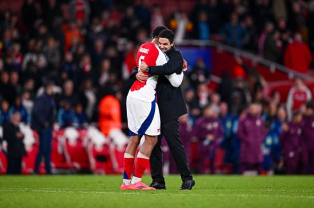 Rạng sáng nay, Arsenal đã có chiến thắng nhẹ nhàng 2-0 trước các nhà ĐKVĐ Ligue 1, PSG thuộc khuôn khổ Champions League. Hai pha lập công trong hiệp 1 của Kai Havertz và Bukayo Saka trực tiếp mang về trận thắng đầu tiên tại Champions League mùa này của Pháo Thủ.